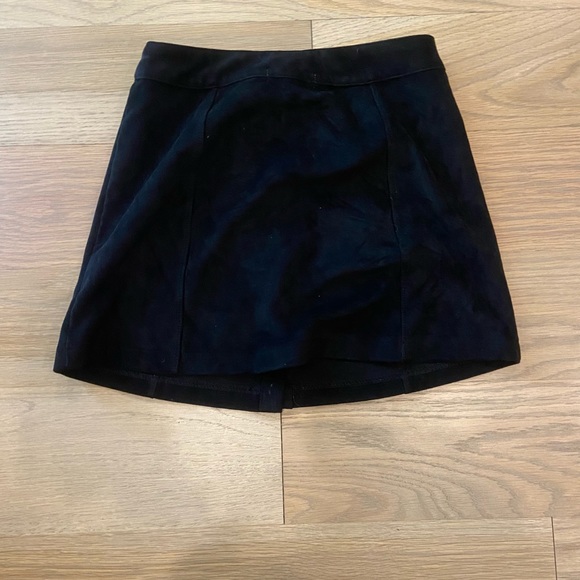 Slightly wore black button up skirt - Picture 2 of 2